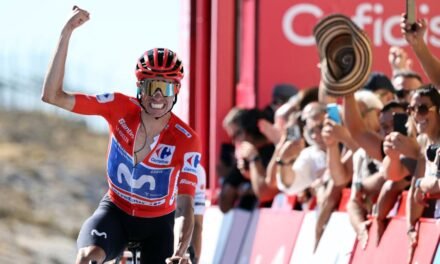 Enric Mas, líder de la Vuelta y de los pingüinos