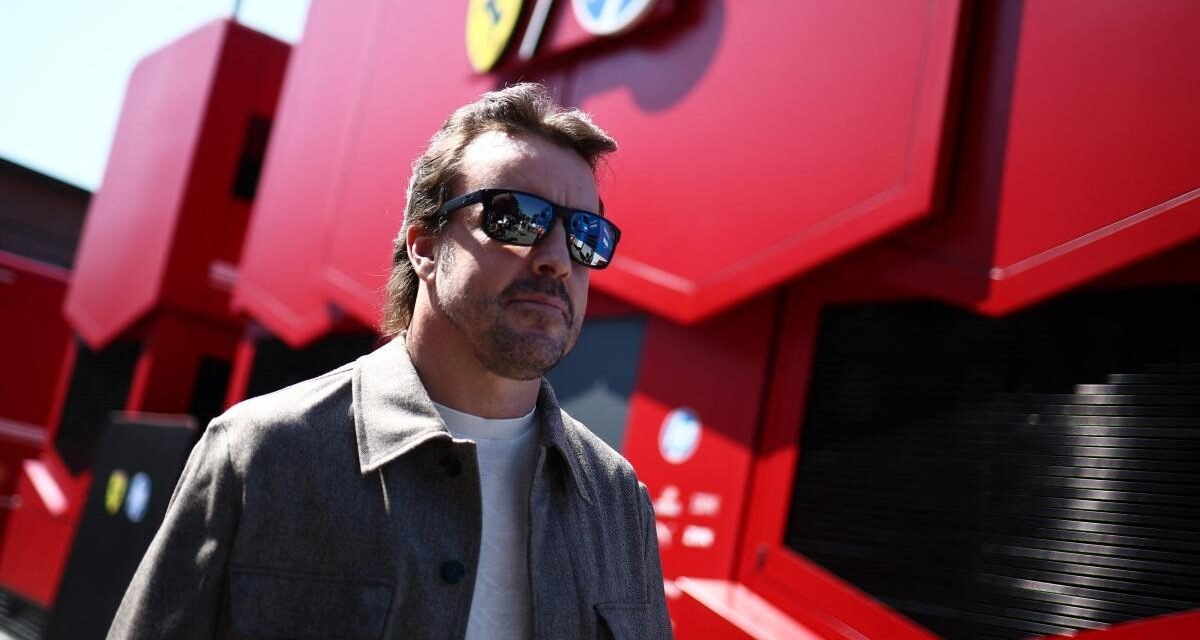Así es el casco rojo y amarillo con el que Fernando Alonso homenajeará en Monza a Adrián Campos, su descubridor