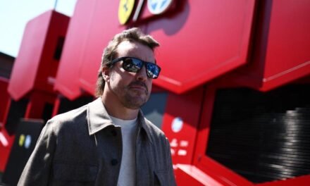 Así es el casco rojo y amarillo con el que Fernando Alonso homenajeará en Monza a Adrián Campos, su descubridor