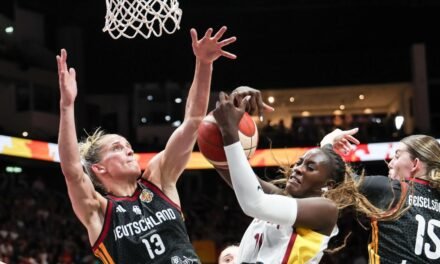 España se estrena en el Mundial divirtiéndose con un festival de triples (14) y un +30