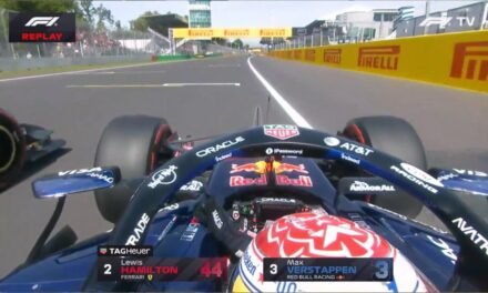 El tremendo enfado de Verstappen con Hamilton: le enseña el dedo tras un brusco adelantamiento