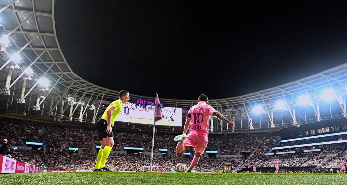 Cuando Messi hace malabares con el balón, una habitación puede ser la Bombonera