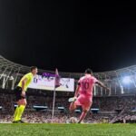 Cuando Messi hace malabares con el balón, una habitación puede ser la Bombonera