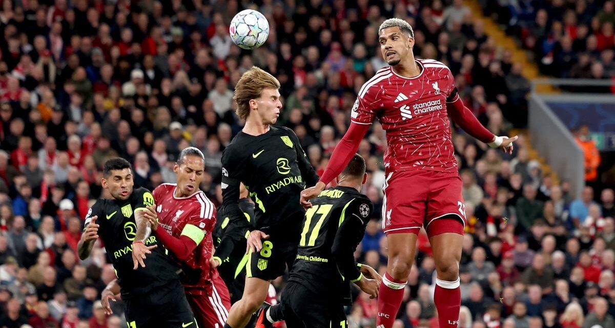 Julián Álvarez no puede con Araújo en Anfield