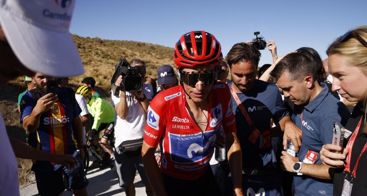 La reacción de Enric Mas al enterarse que Mikel Landa había ganado la etapa