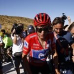 La reacción de Enric Mas al enterarse que Mikel Landa había ganado la etapa