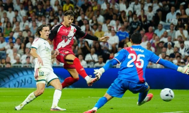 El Real Madrid golea al Rayo pero no esquiva los pitos