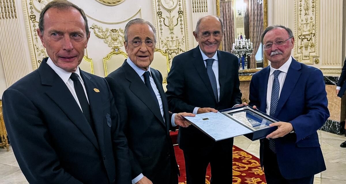 Decenas de ceutíes reciben a Florentino Pérez con camisetas del Madrid: “Gracias por apoyarnos”