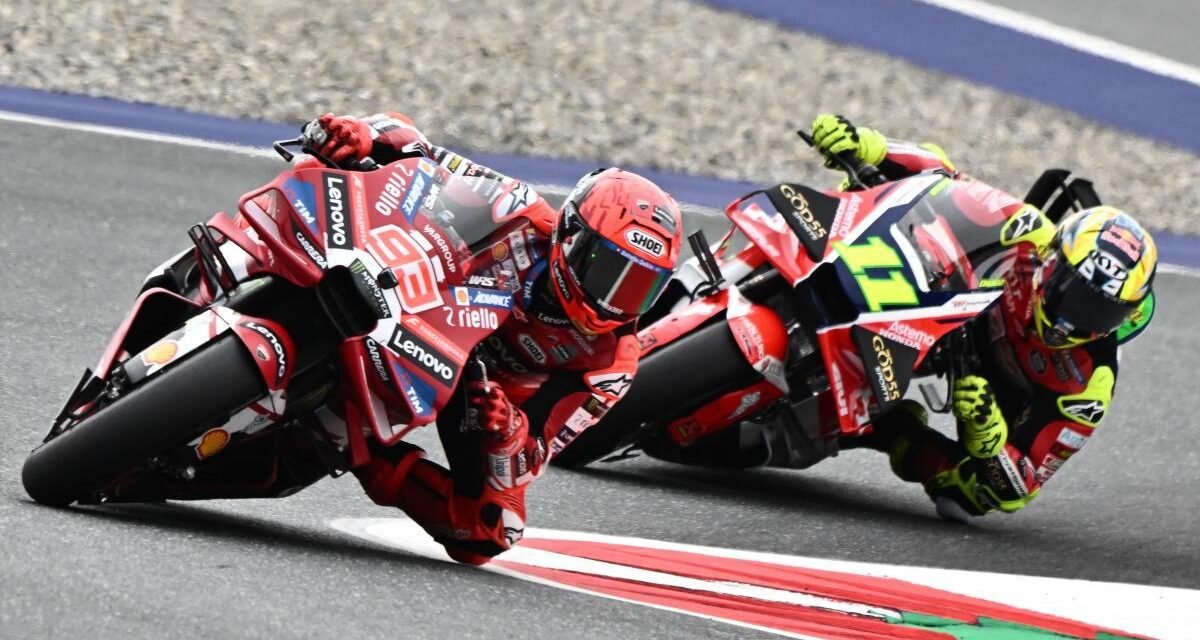 Acosta, el más veloz en el arranque de Austria, se postula para su primera victoria; Marc Márquez, cuarto