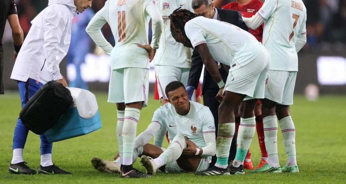 Mbappé se retira lesionado en la rodilla izquierda tras marcar ante Turquía
