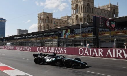 Russell sobrevive por una décima a las dentelladas de Verstappen en Bakú; Sainz, en los puntos