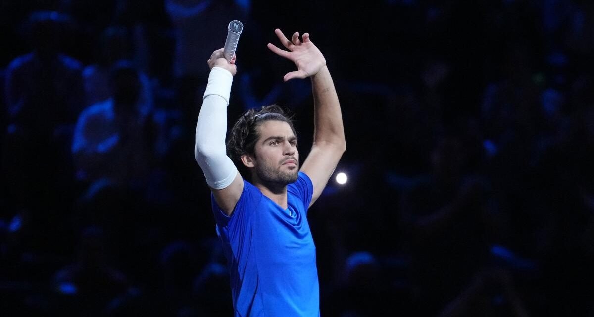 Alcaraz es un héroe europeo: salva dos bolas de partido y derrota a Taylor Fritz