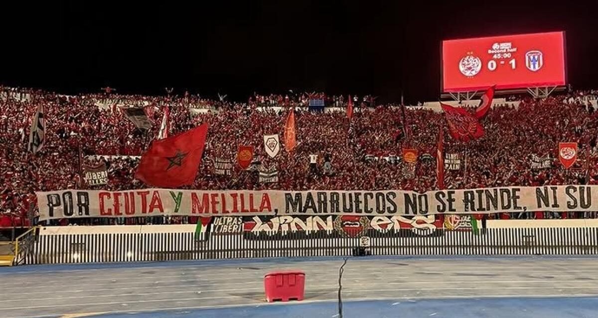 El fútbol marroquí presiona sobre Ceuta con una pancarta en Casablanca: “Marruecos no se rinde”