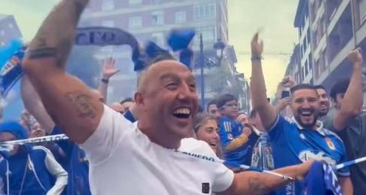 El vídeo viral de Santi Cazorla recibiendo al autobús del Real Oviedo como un aficionado más
