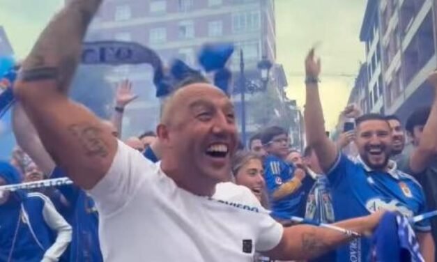 El vídeo viral de Santi Cazorla recibiendo al autobús del Real Oviedo como un aficionado más