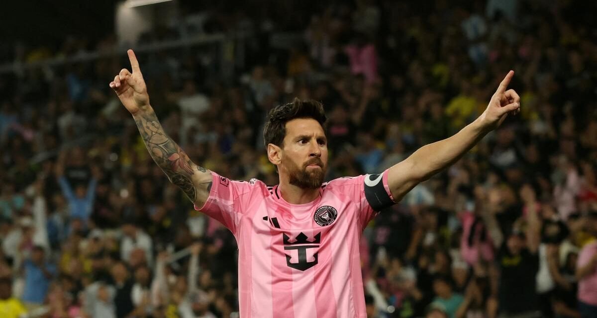 Messi marca una falta estratosférica a escasas horas para que se cierre la votación del Balón de Oro