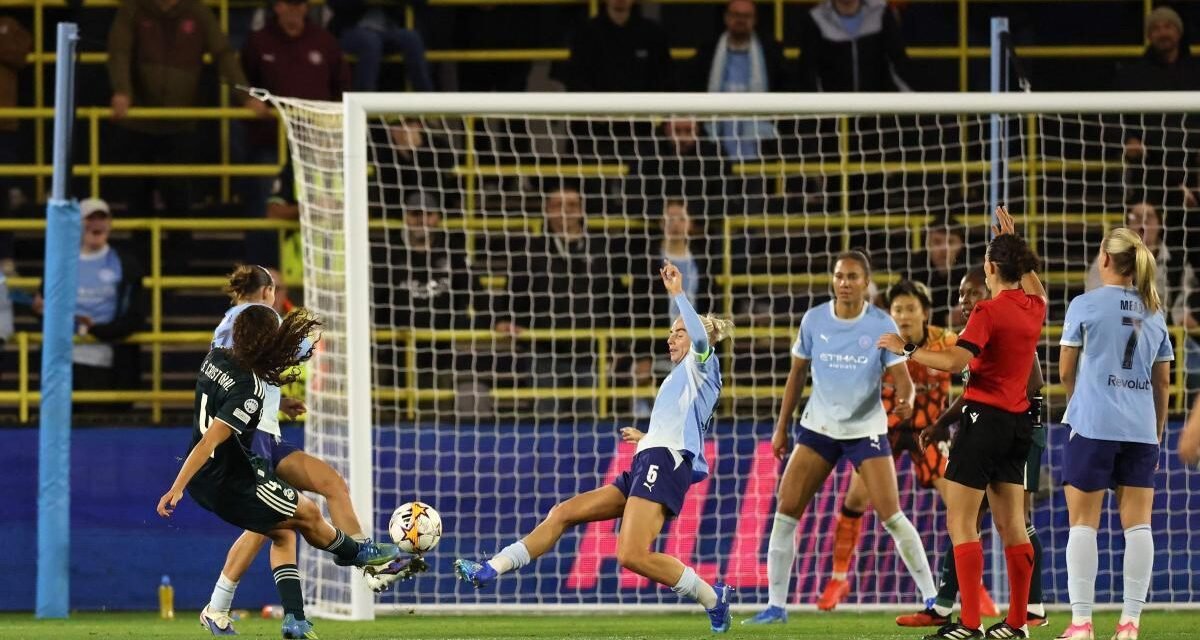 La árbitra pita justo antes del gol que daba la victoria al Real Madrid en Champions: “Esto no lo he visto en mi vida”