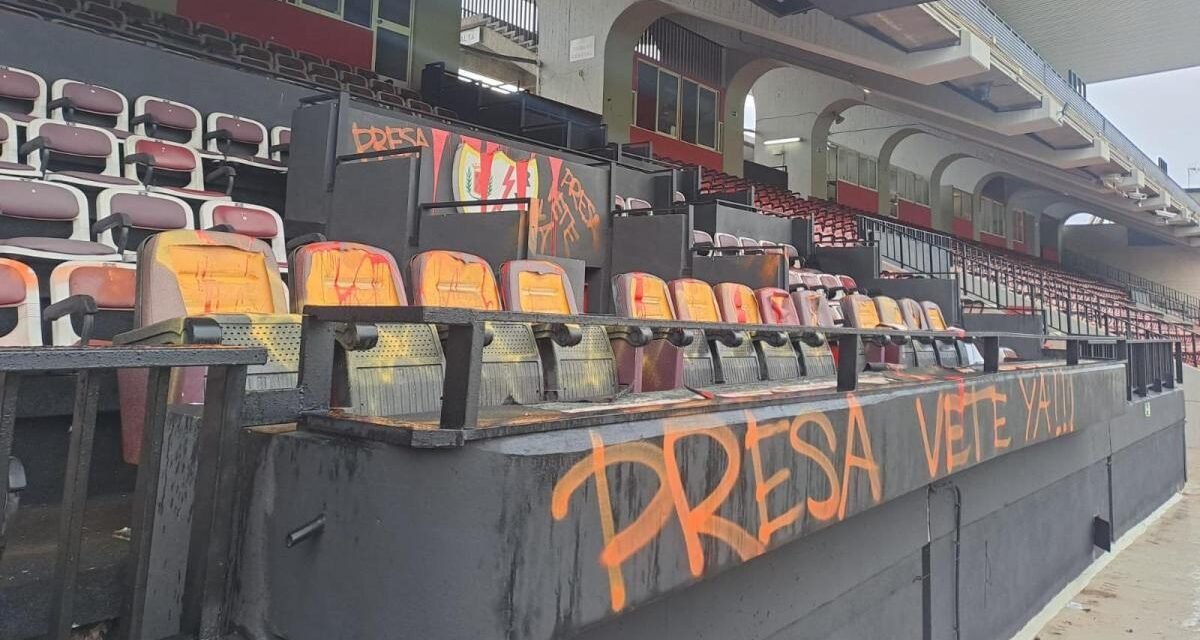 Vallecas arde como nunca: vandalizan el palco e insultan a un Martín Presa que se esconde al grito de “cobarde”