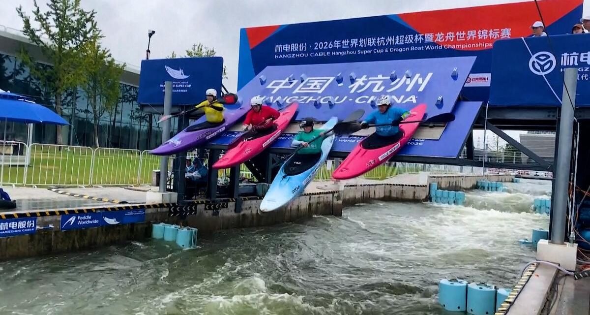 Más de 1.200 atletas compiten en China en el mayor Mundial de Barcos Dragón de la historia