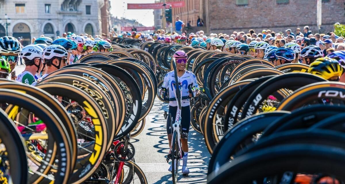 El vídeo del emotivo homenaje del pelotón a Nairo Quintana en su despedida del ciclismo