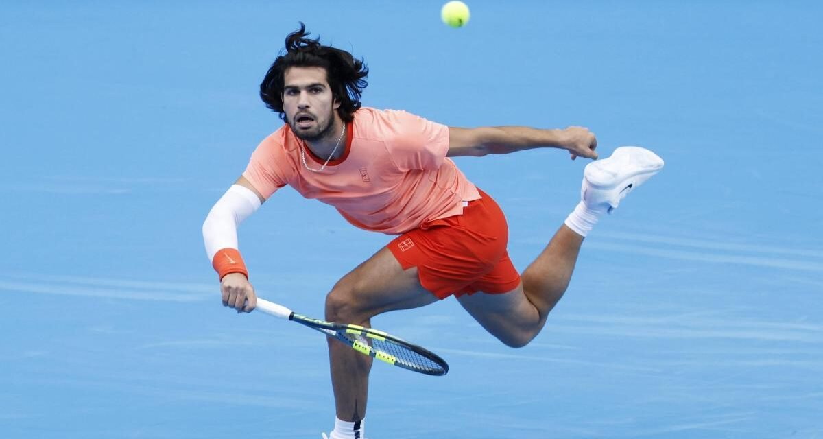Alcaraz avanza a las semifinales de Tokio tras la lesión de Shapovalov
