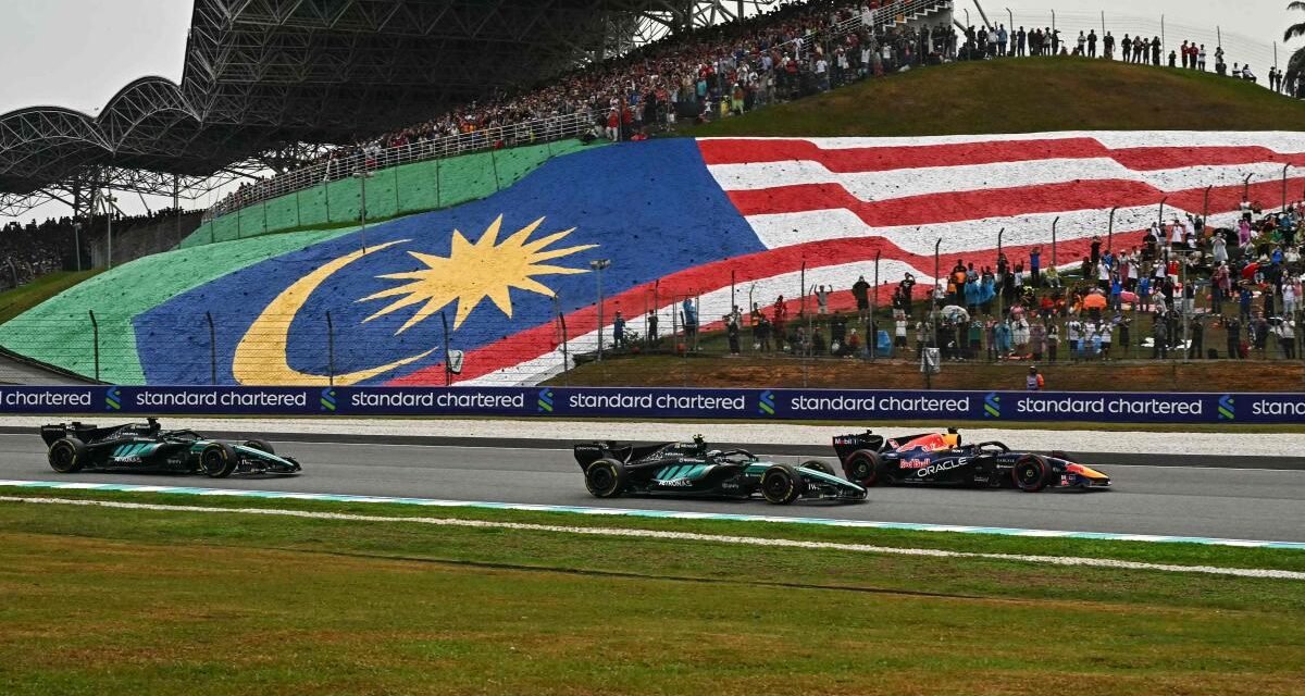 Soberbio triunfo de Verstappen en Sepang tras el esperpento; gran Alonso, 8.º