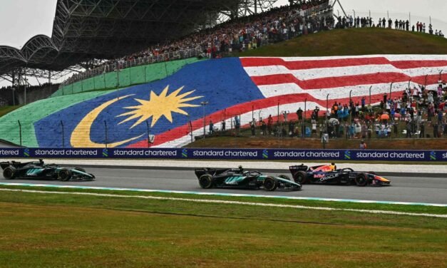 Soberbio triunfo de Verstappen en Sepang tras el esperpento; gran Alonso, 8.º