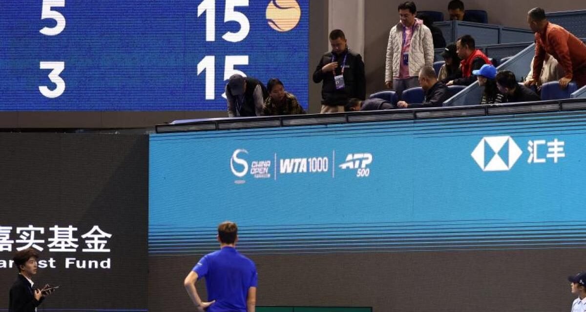 Medvedev queda descalificado en semifinales del Abierto de China tras dar un pelotazo a un espectador