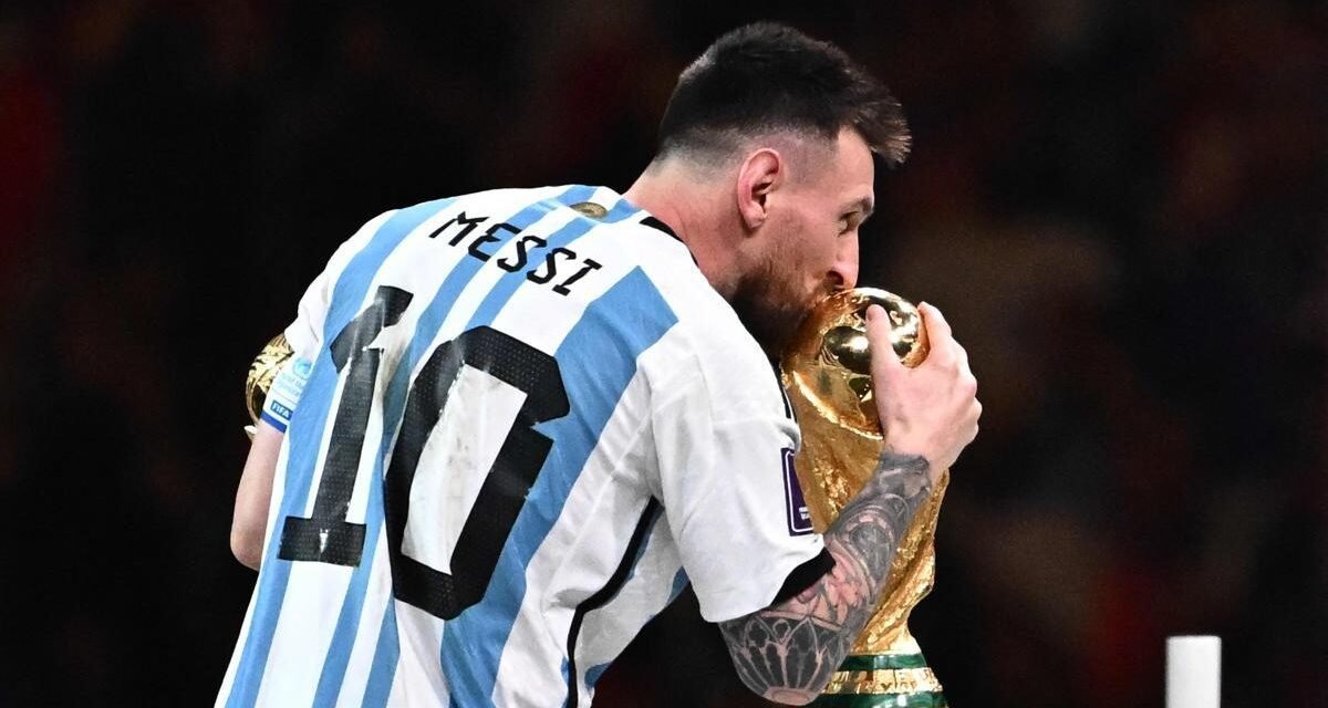 Homenaje a Messi: honores de rey con convidado de piedra