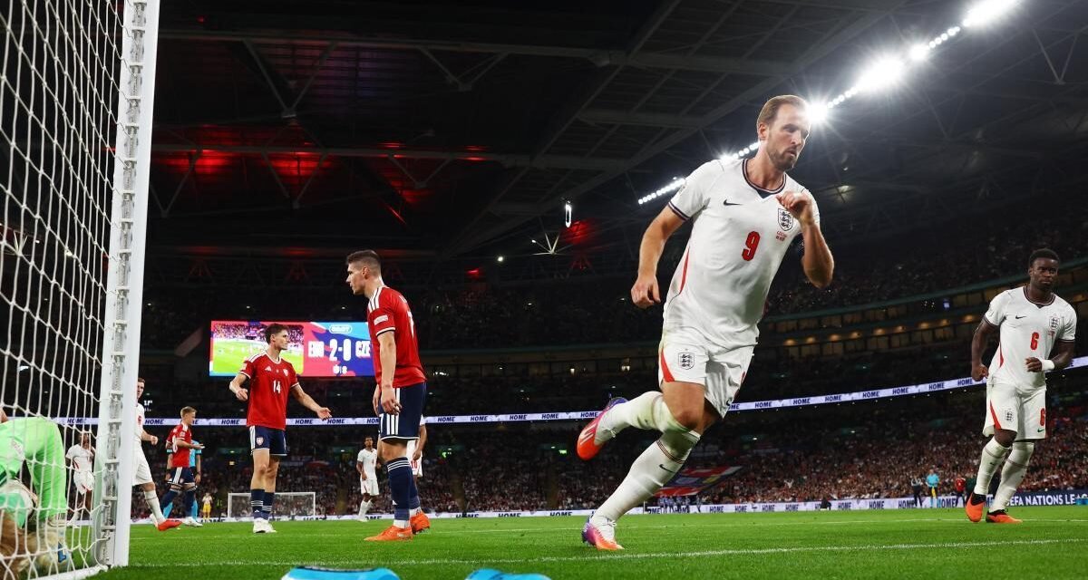 Harry Kane celebra su récord con Inglaterra firmando un doblete ante Chequia
